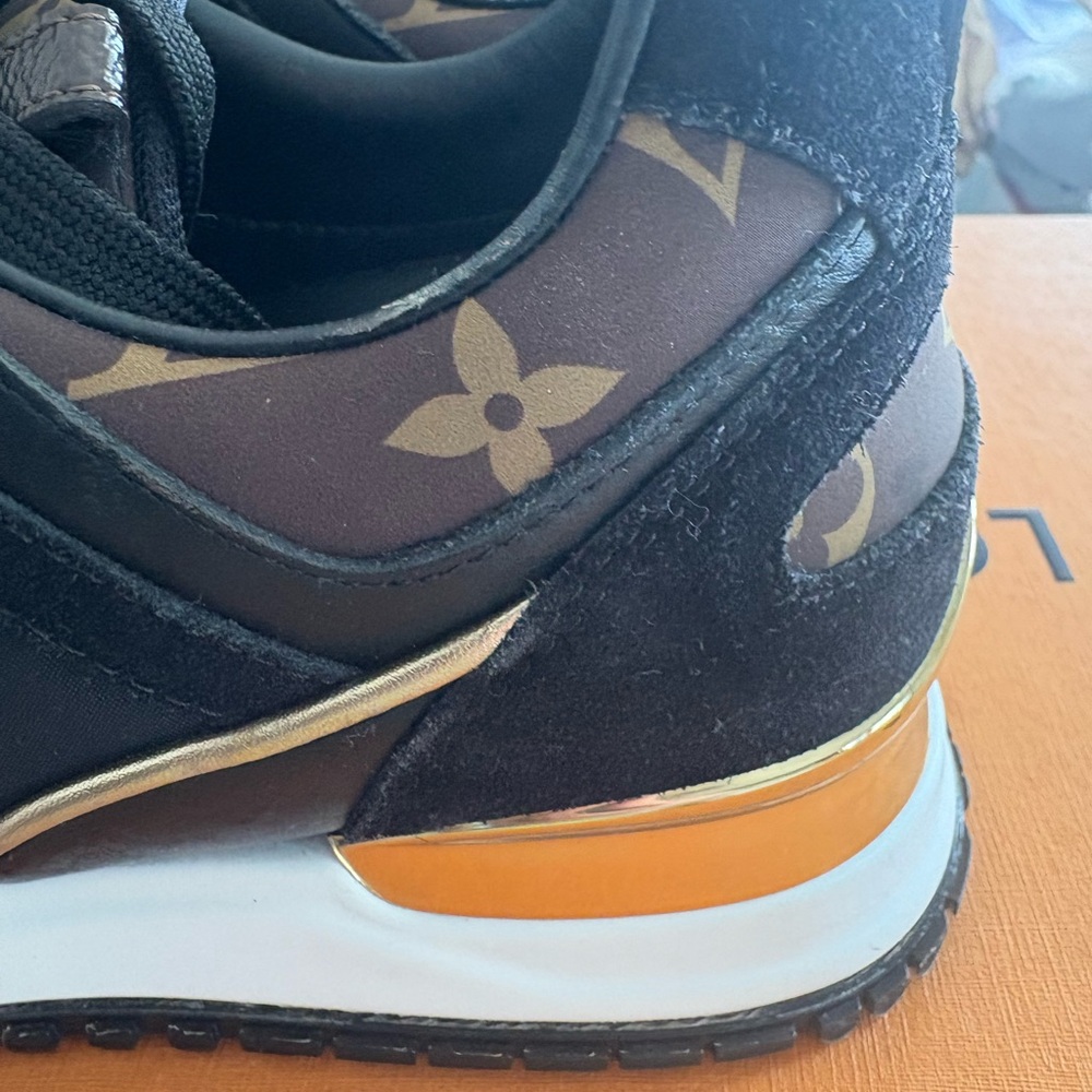 EUC- Iconic Louis Vuitton Runaway model Monogram Sneaker, 7.5 - Picture 5 of 14